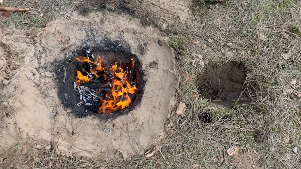 Ognisko Dakota, poprawnie rozpalone, w taki sposób, że nie wydziela się dym.